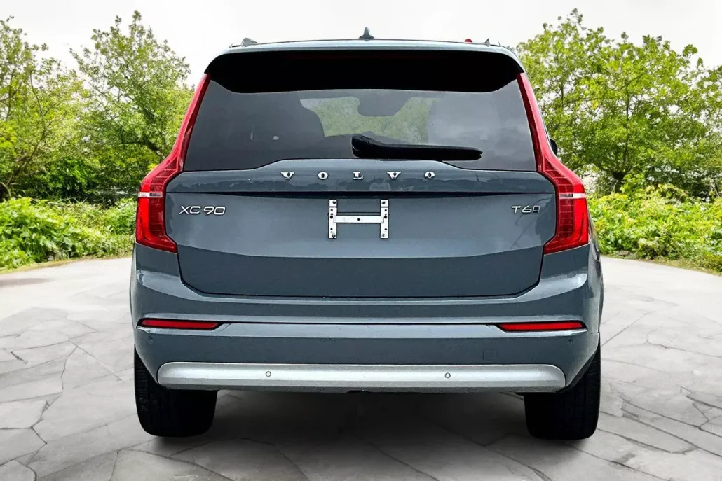 2022 Volvo XC90 T6 Momentum photo 1