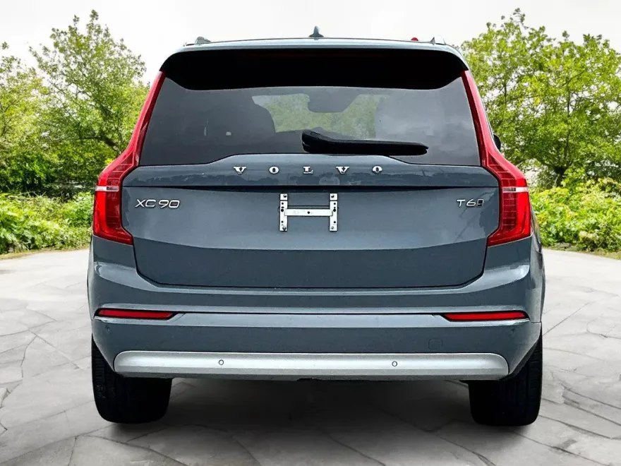 2022 Volvo XC90 T6 Momentum photo 1