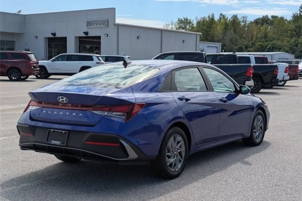 2024 Hyundai Elantra SEL photo 1
