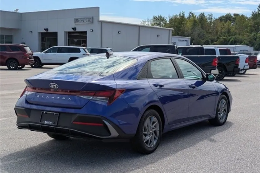 2024 Hyundai Elantra SEL photo 1