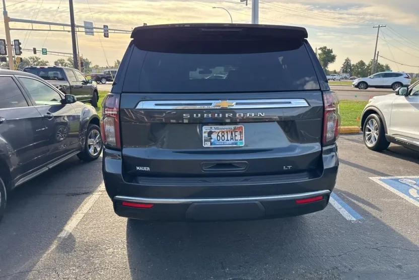 2022 Chevrolet Suburban LT photo 1