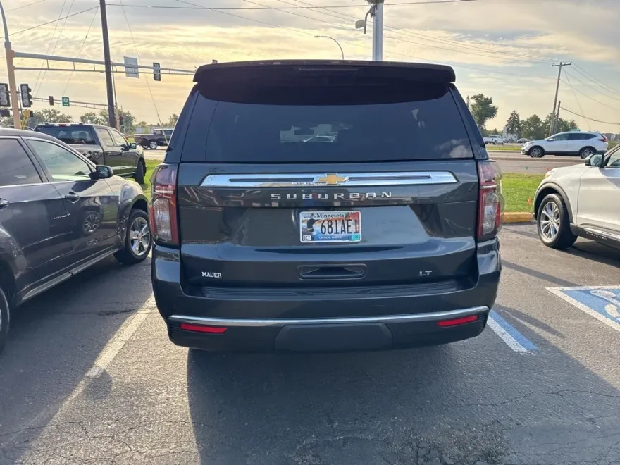 2022 Chevrolet Suburban LT photo 1