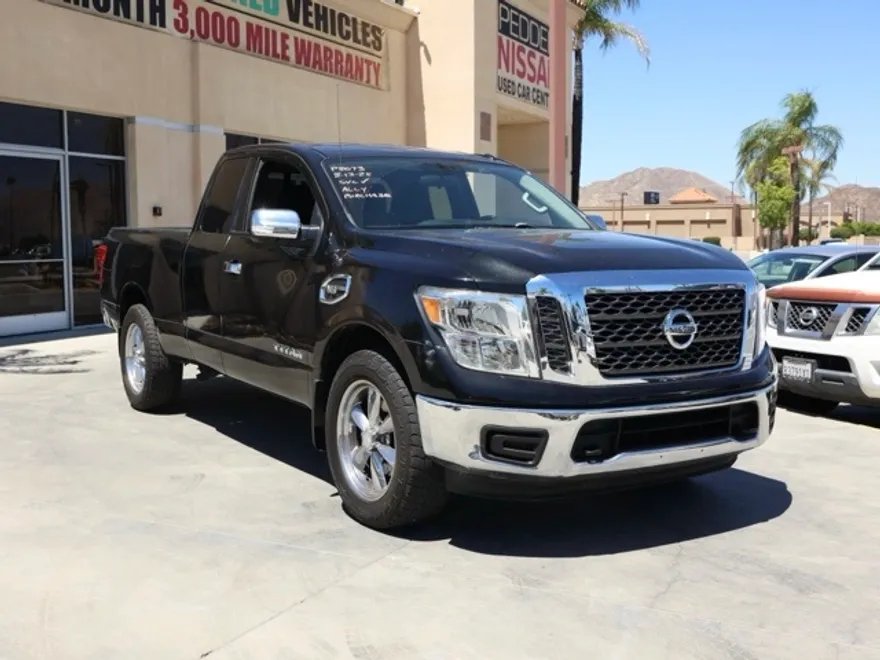 2017 Nissan Titan SV photo 1