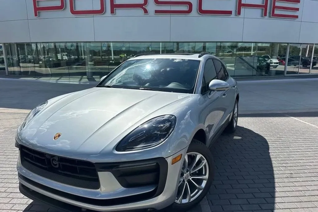 2025 Porsche Macan photo 1