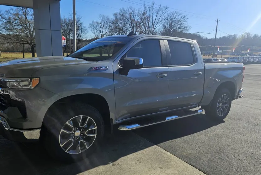 2025 Chevrolet Silverado 1500 LT photo 1