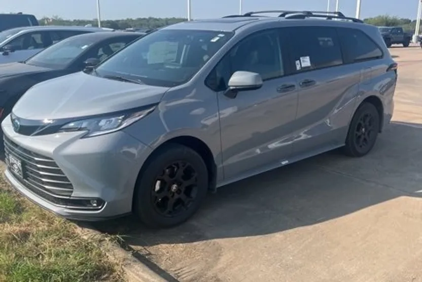 2025 Toyota Sienna Woodland Edition photo 1