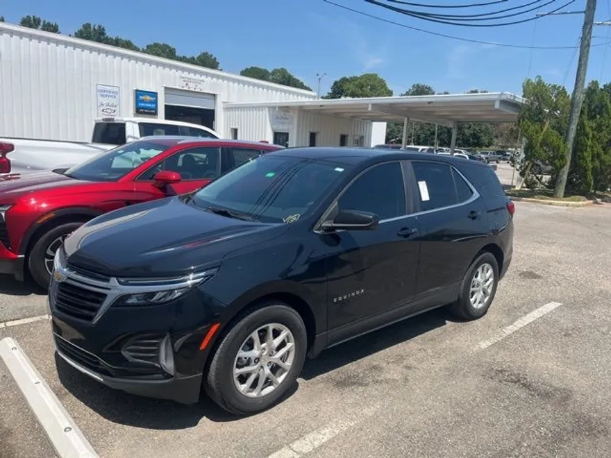 2022 Chevrolet Equinox LT photo 1