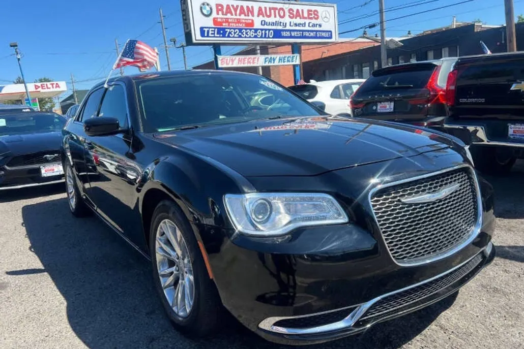 2017 Chrysler 300 Limited photo 1