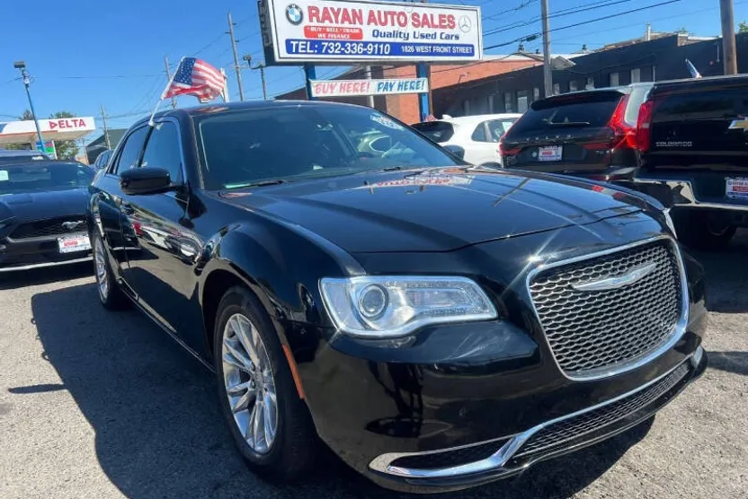 2017 Chrysler 300 Limited photo 1