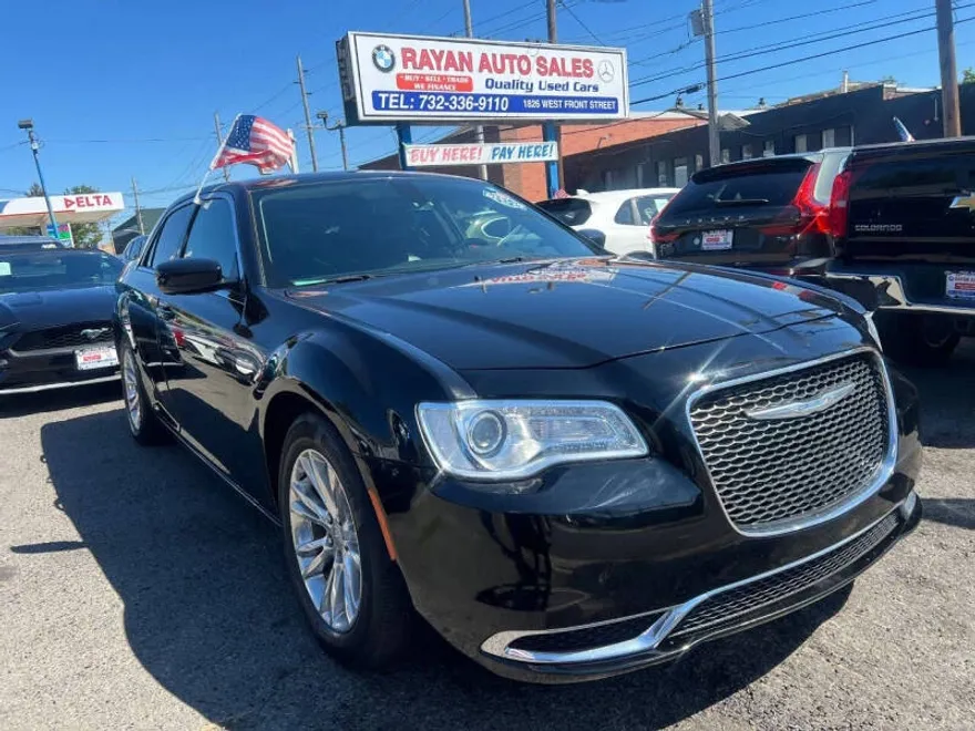 2017 Chrysler 300 Limited photo 1