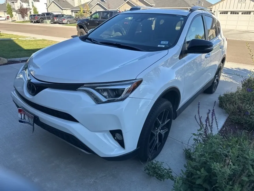 2018 Toyota RAV4 SE photo 1