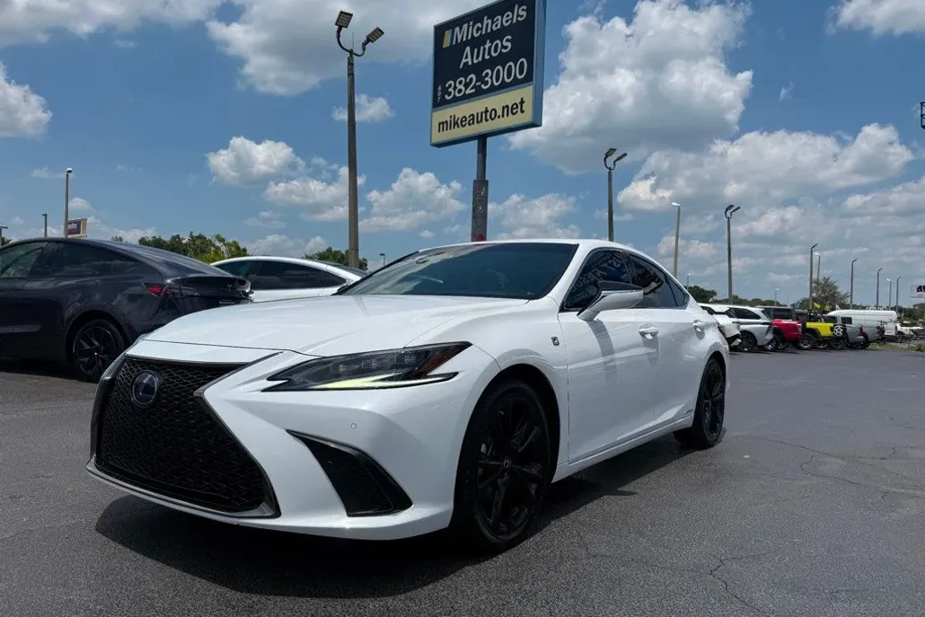 2022 Lexus ES 300h F SPORT photo 1