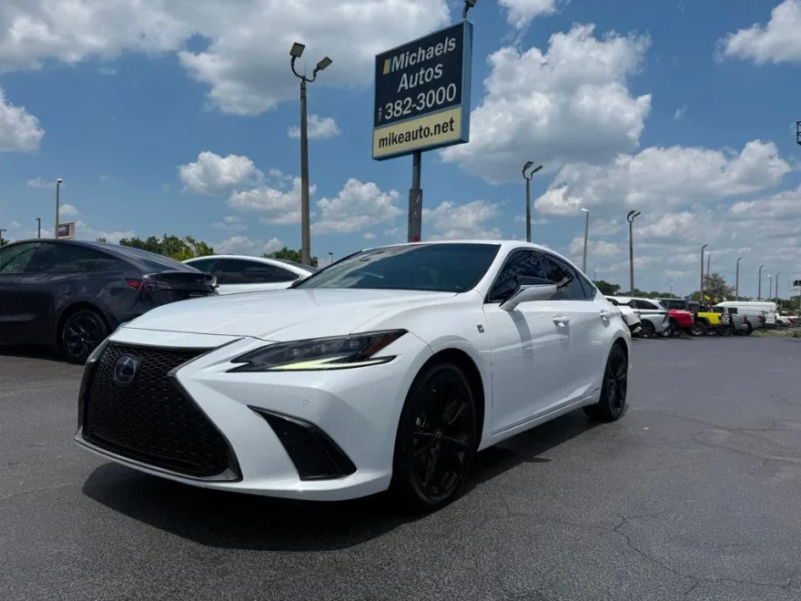 2022 Lexus ES 300h F SPORT photo 1