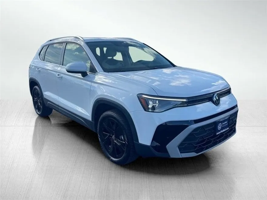2025 Volkswagen Taos SE photo 1