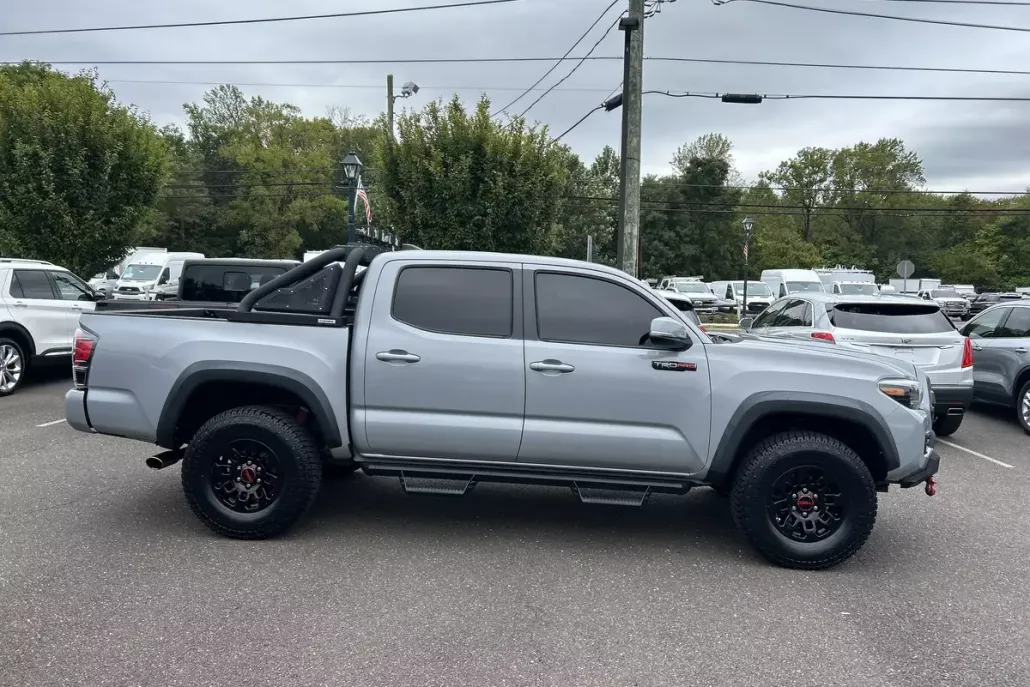 2017 Toyota Tacoma Pro photo 1