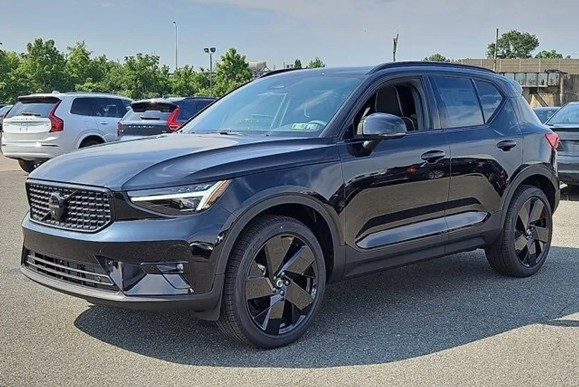 2026 Volvo XC40 photo 1