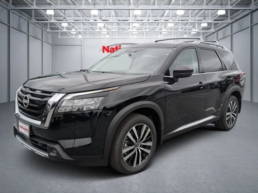 2025 Nissan Pathfinder Platinum photo 1