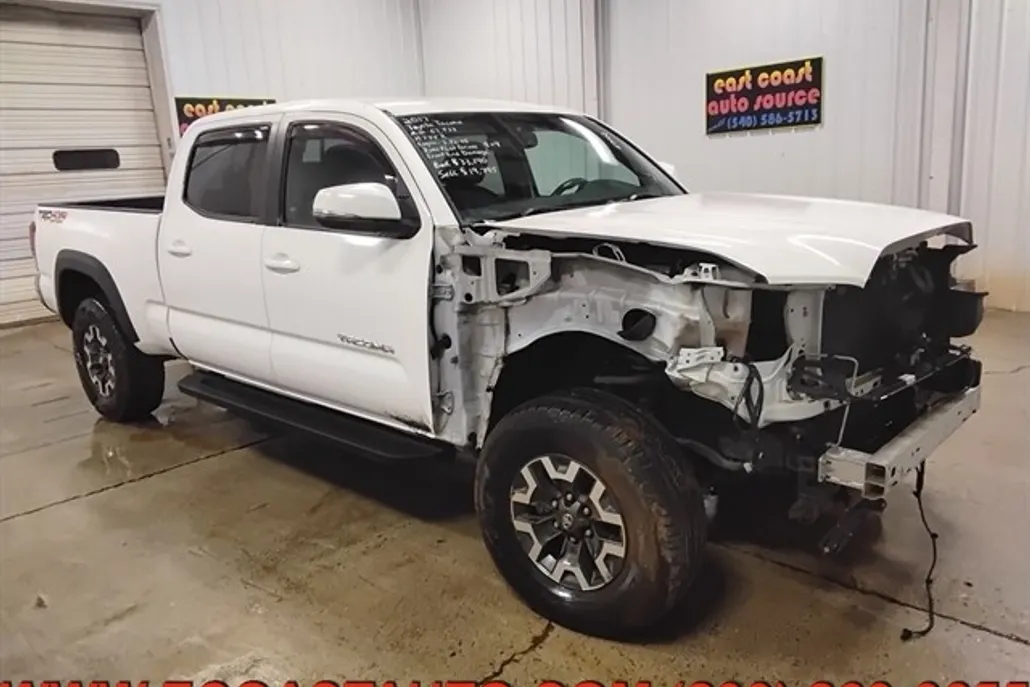 2017 Toyota Tacoma SR5 photo 1