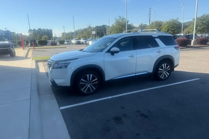 2024 Nissan Pathfinder Platinum photo 1