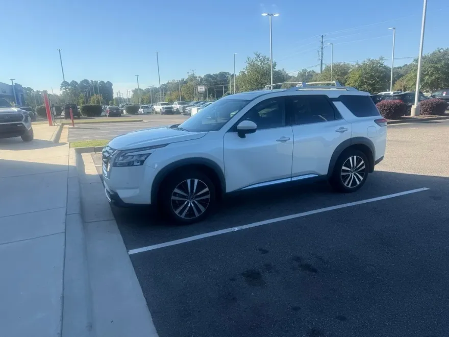 2024 Nissan Pathfinder Platinum photo 1