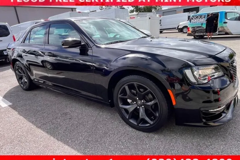 2021 Chrysler 300 Touring L photo 1