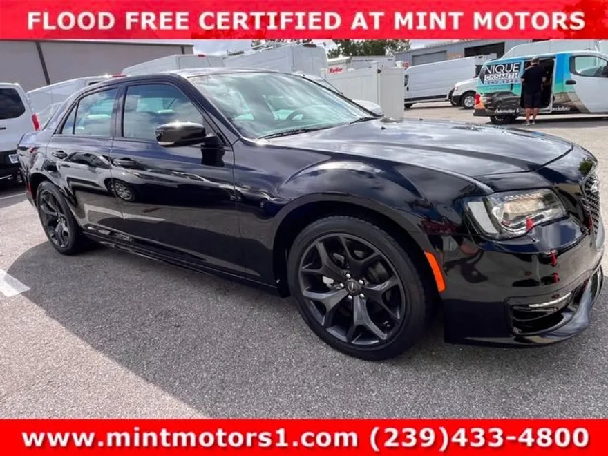 2021 Chrysler 300 Touring L photo 1