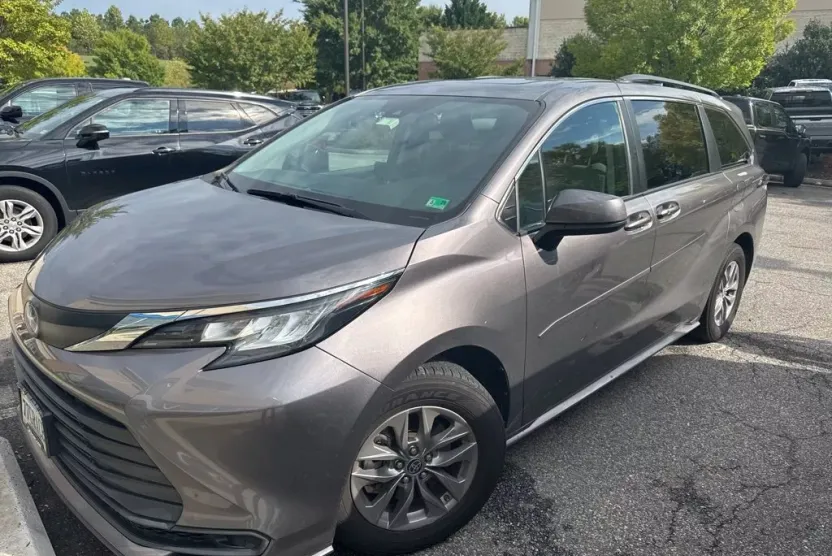 2022 Toyota Sienna LE photo 1