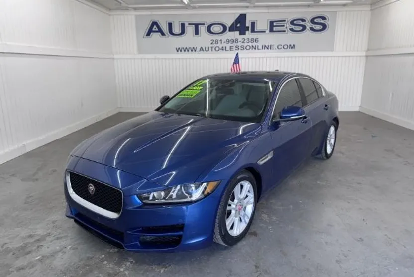 2017 Jaguar XE Premium photo 1