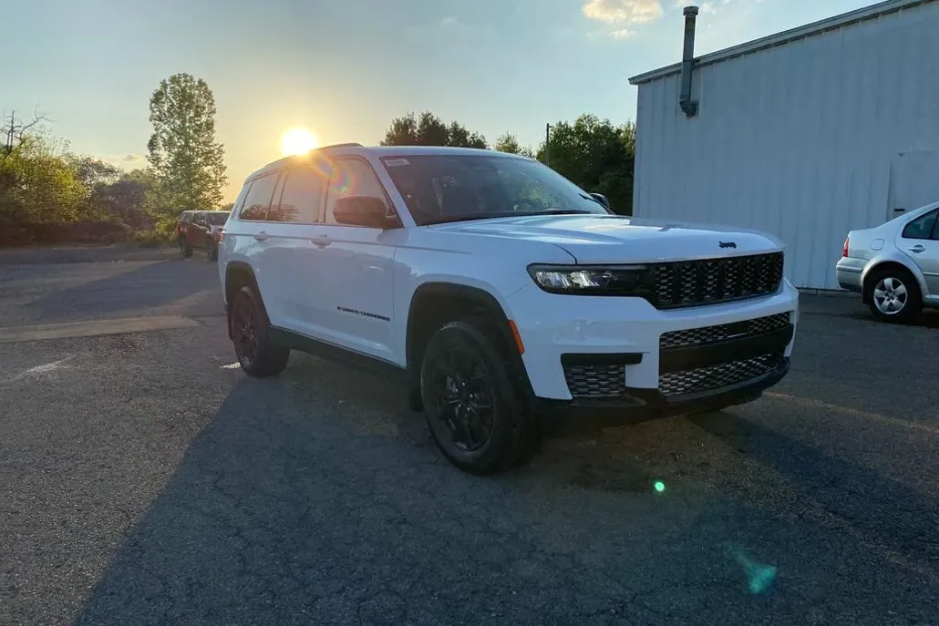 2025 Jeep Grand Cherokee Altitude X photo 1