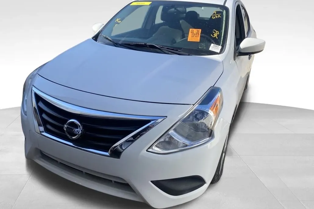 2019 Nissan Versa 1.6 Plus photo 1