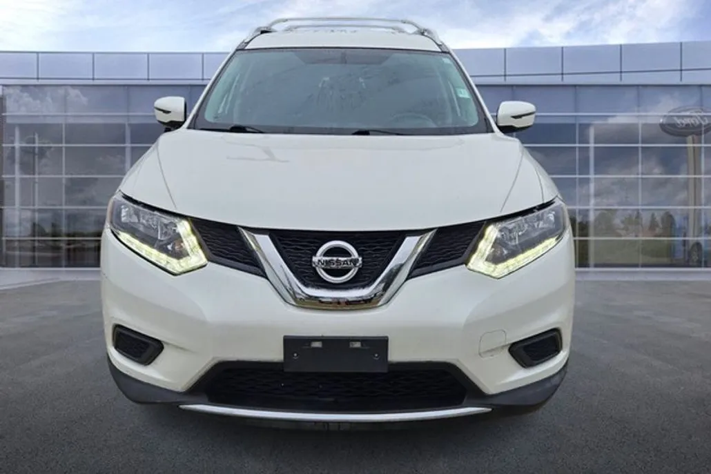 2016 Nissan Rogue SV photo 1