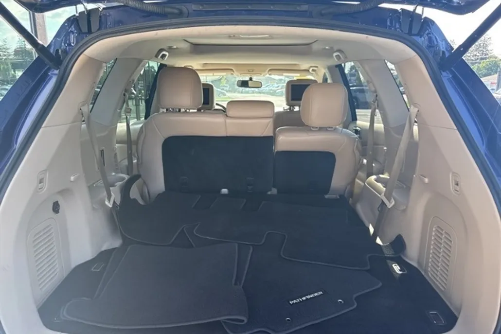 2018 Nissan Pathfinder Platinum photo 1