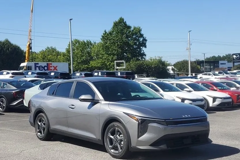 2025 Kia K4 LXS photo 1