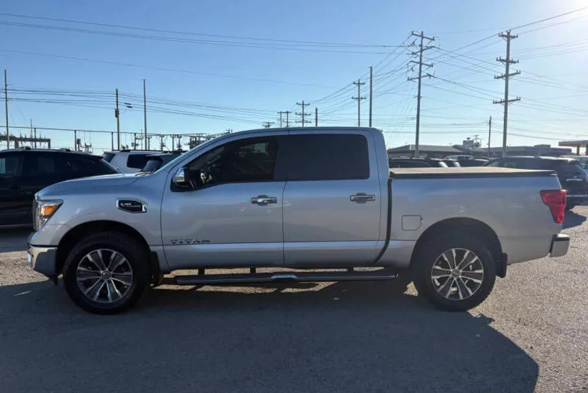 2017 Nissan Titan SL Crew Cab photo 1
