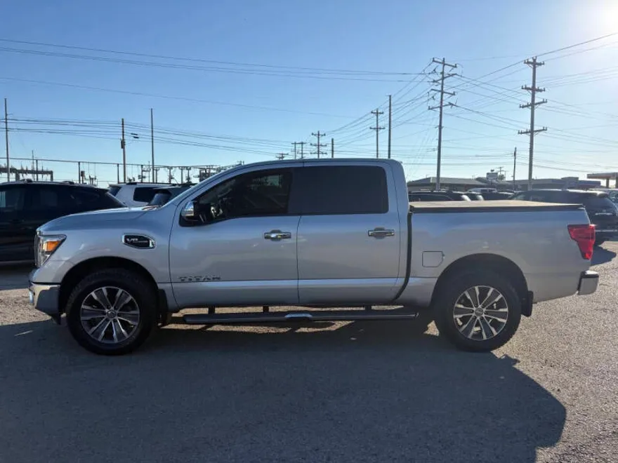 2017 Nissan Titan SL Crew Cab photo 1