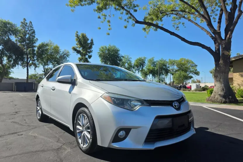 2015 Toyota Corolla LE photo 1