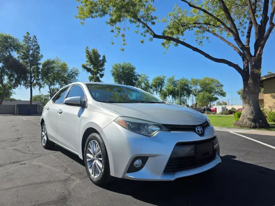 2015 Toyota Corolla LE photo 1