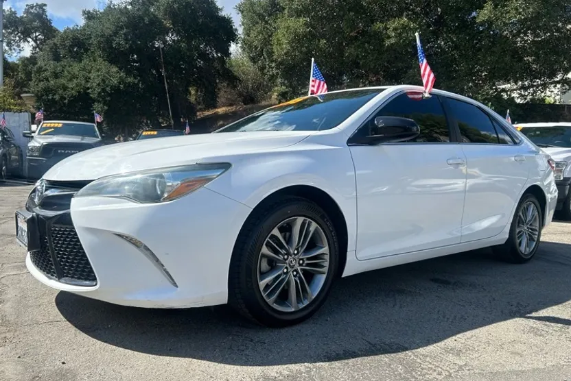 2016 Toyota Camry XLE photo 1