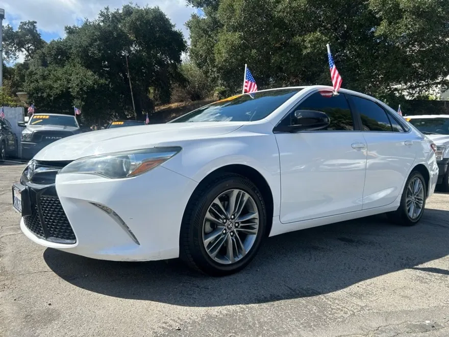 2016 Toyota Camry XLE photo 1