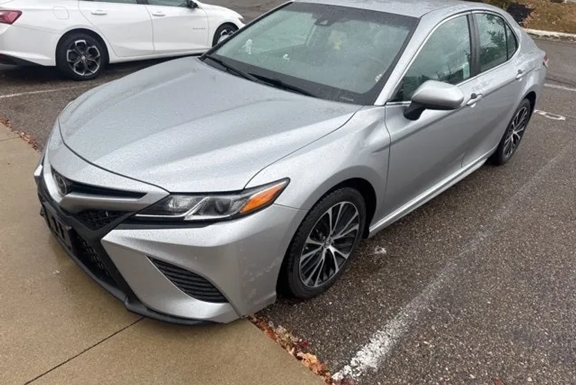 2020 Toyota Camry SE photo 1