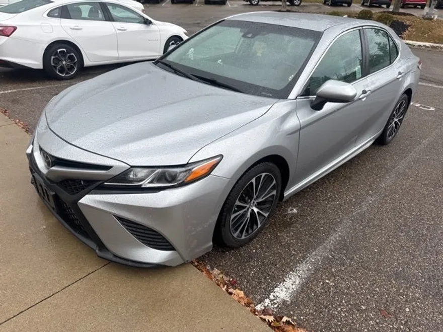 2020 Toyota Camry SE photo 1