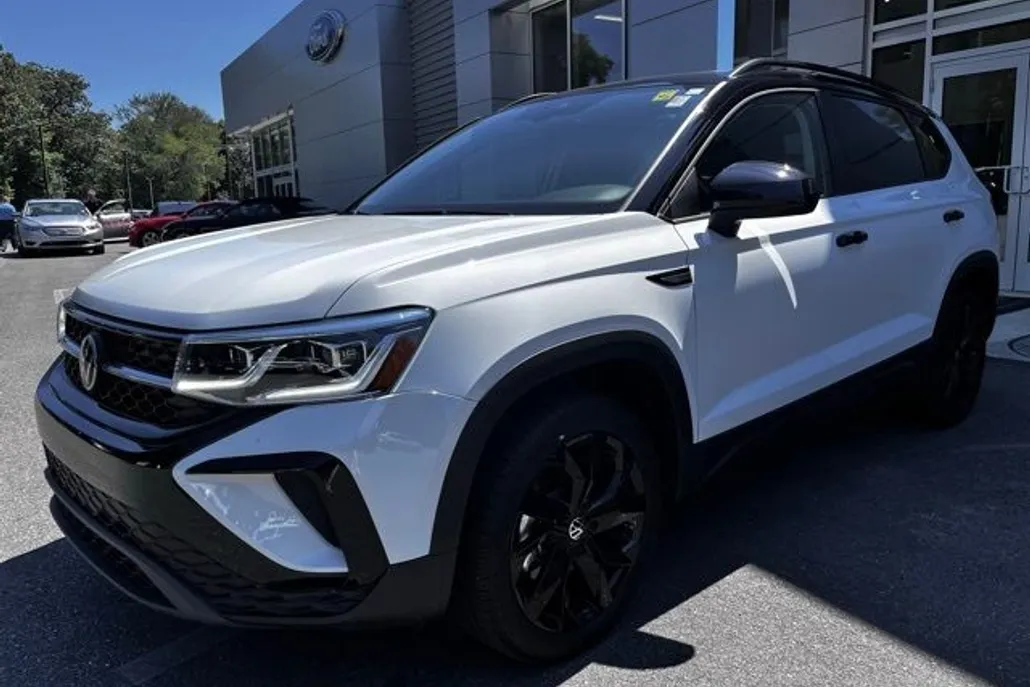 2024 Volkswagen Taos SE photo 1