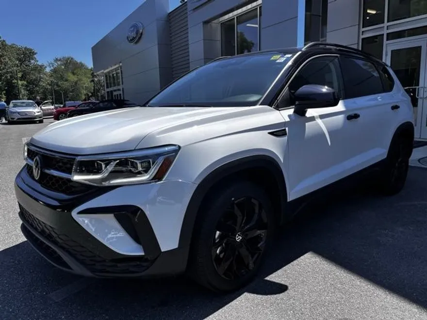 2024 Volkswagen Taos SE photo 1