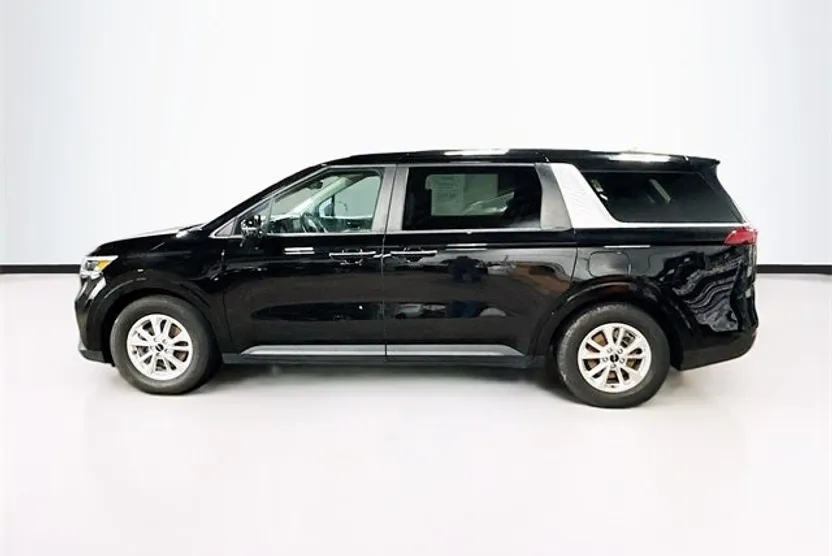 2023 Kia Carnival LX photo 1