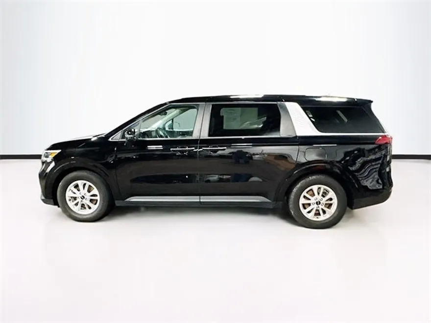 2023 Kia Carnival LX photo 1