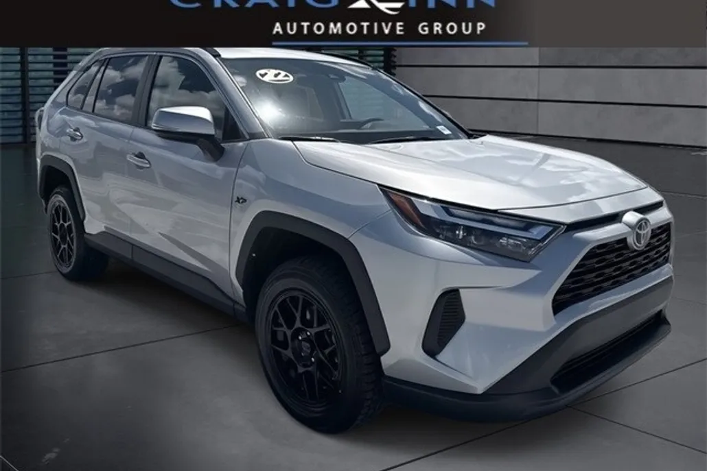 2022 Toyota RAV4 XLE photo 1