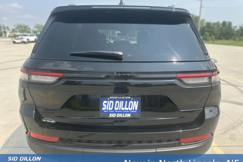2025 Jeep Grand Cherokee Altitude photo 1