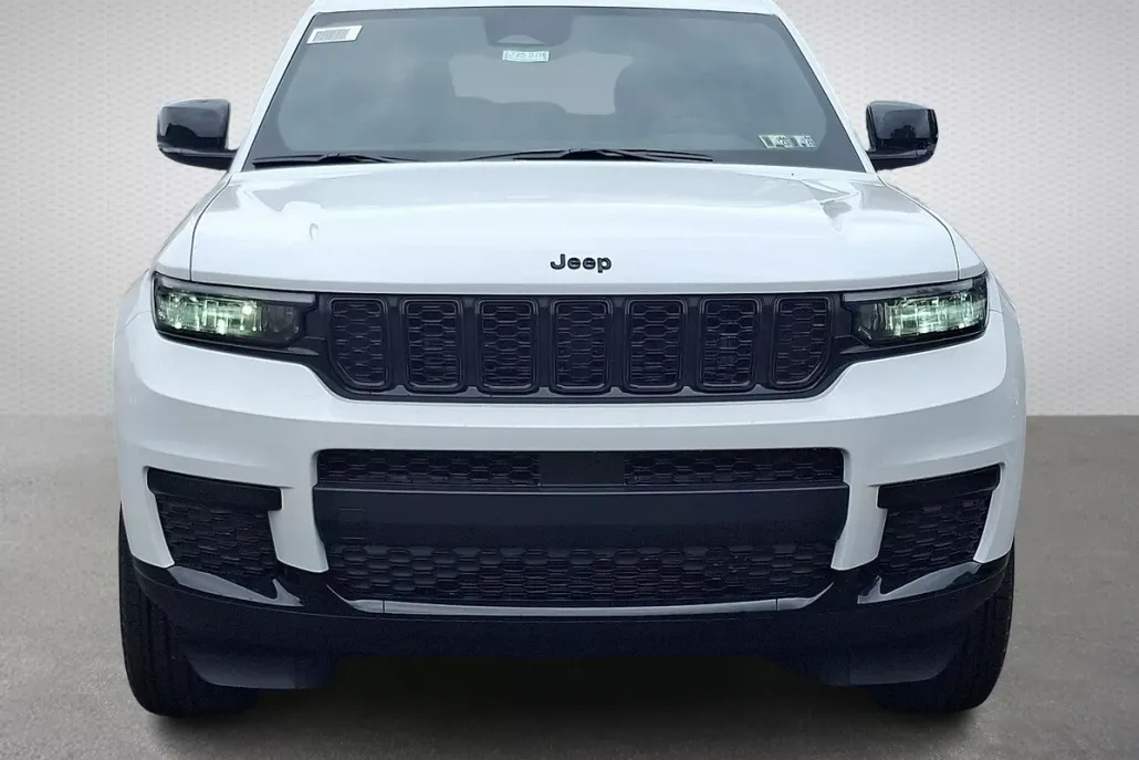 2025 Jeep Grand Cherokee Altitude photo 1