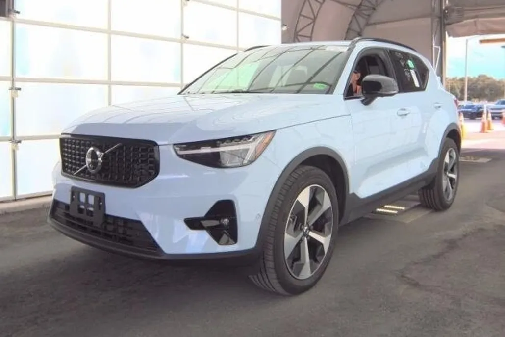 2025 Volvo XC40 Plus photo 1