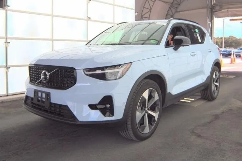 2025 Volvo XC40 Plus photo 1